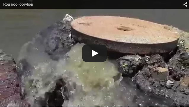 Duisende liters rou riool stroom uit 'n mangat langs die N12 tussen die twee ingange na die woongebied. Die riool stroom in 'n spruit wat onder die N12 deurloop en dan onderdeur die spoor waar dit in privaatgrond inloop, dan koers kry tot in 'n vleiland. Vandaar gaan dit vermoedelik later koers kry om in die Mooirivier in te loop. Geen kommentaar kon tot dusver nog van die stadsraad verkry word nie. Potchefstromers kla al verskeie dae lank oor die stank wat oor daardie deel van die stad hang.