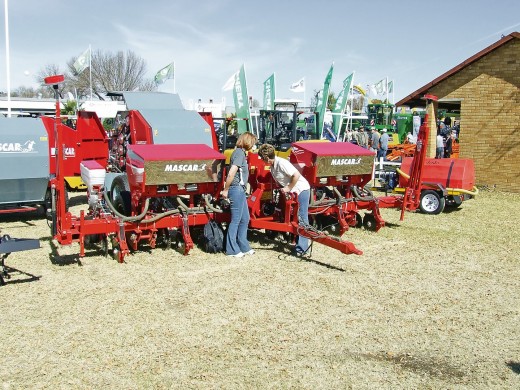 Die vroue stel ook belang in die planters.