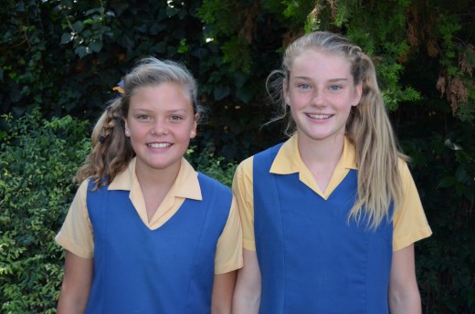 Die o.12 hokkiedogters Jana Schutte en Karmen Fouché van Laerskool Baillie Park is gekies vir die Potch-span.