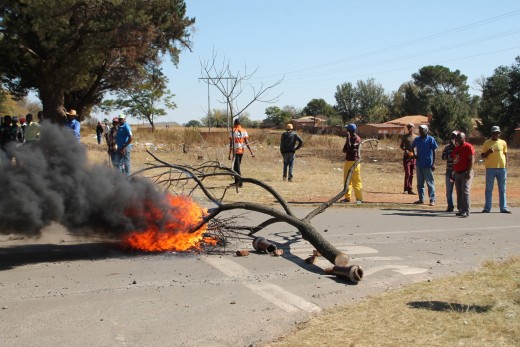 Last Friday community members protested in Blyvoor because the water supply to the former mining town had been cut. A part of the main water pipe to the village was also stolen by metal thieves. Some police members and members of the security company currently working in Blyvoor however found and retrieved the stolen pipes, and also cracked down on an illegal scrap metal dealer in the nearby Matariana Village.