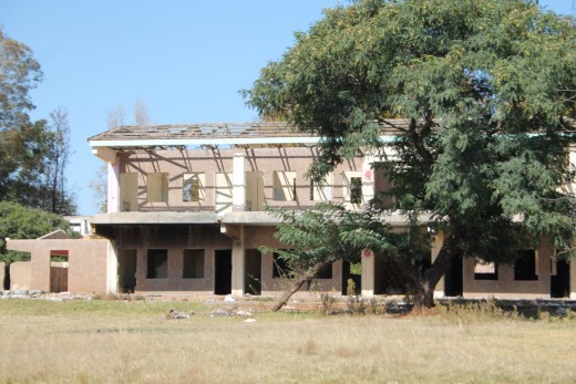 Last Friday community members protested in Blyvoor because the water supply to the former mining town had been cut. A part of the main water pipe to the village was also stolen by metal thieves. Some police members and members of the security company currently working in Blyvoor however found and retrieved the stolen pipes, and also cracked down on an illegal scrap metal dealer in the nearby Matariana Village.