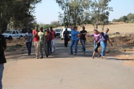 Last Friday community members protested in Blyvoor because the water supply to the former mining town had been cut. A part of the main water pipe to the village was also stolen by metal thieves. Some police members and members of the security company currently working in Blyvoor however found and retrieved the stolen pipes, and also cracked down on an illegal scrap metal dealer in the nearby Matariana Village.