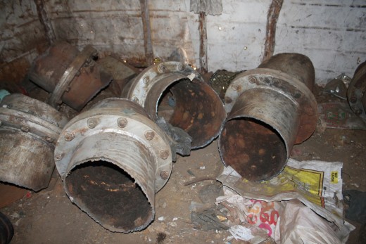 Last Friday community members protested in Blyvoor because the water supply to the former mining town had been cut. A part of the main water pipe to the village was also stolen by metal thieves. Some police members and members of the security company currently working in Blyvoor however found and retrieved the stolen pipes, and also cracked down on an illegal scrap metal dealer in the nearby Matariana Village.