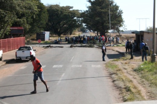 Last Friday community members protested in Blyvoor because the water supply to the former mining town had been cut. A part of the main water pipe to the village was also stolen by metal thieves. Some police members and members of the security company currently working in Blyvoor however found and retrieved the stolen pipes, and also cracked down on an illegal scrap metal dealer in the nearby Matariana Village.