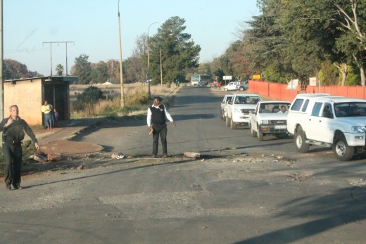Last Friday community members protested in Blyvoor because the water supply to the former mining town had been cut. A part of the main water pipe to the village was also stolen by metal thieves. Some police members and members of the security company currently working in Blyvoor however found and retrieved the stolen pipes, and also cracked down on an illegal scrap metal dealer in the nearby Matariana Village.