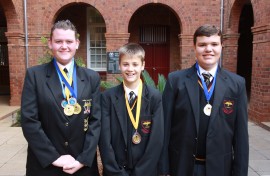 Volkies is baie trots op hulle skuts. Van links is Merichia du Plooy (liga 1 en liga 2 - o.16 – 1ste plek en ook Limpopo-ope – o.16 – algeheel 1ste, goue medaljes), Riaan Claassens (liga 1 – o.14 – 2de plek, silwer medalje) en Anru Erasmus (liga 2, 3de plek, bronsmedalje).