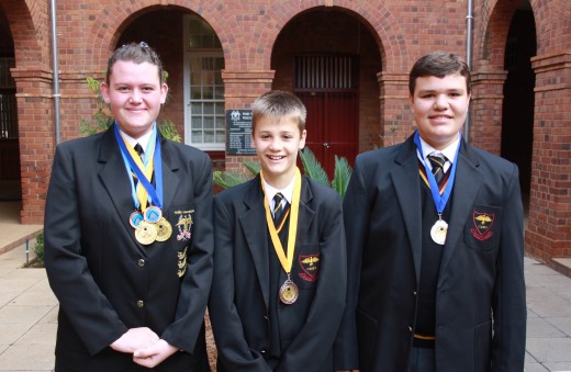 Volkies is baie trots op hulle skuts. Van links is Merichia du Plooy (liga 1 en liga 2 - o.16 – 1ste plek en ook Limpopo-ope – o.16 – algeheel 1ste, goue medaljes), Riaan Claassens (liga 1 – o.14 – 2de plek, silwer medalje) en Anru Erasmus (liga 2, 3de plek, bronsmedalje).