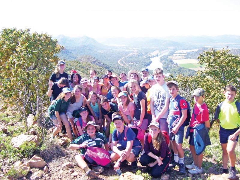 Leerders van Gimmies en Hoërskool Rustenburg het tydens die naweek van 15 tot 17 Mei ‘n landsdienskamp by Takwasa-kampterrein op die oewers van die Vaalrivier gehou. Die kamp in die natuurskoon van die Vredefortkoepel is deur mnr Chris Conradie van Gimmies aangebied en van die hoogtepunte was die natuurstap en die sokker wat in kano’s op die Vaalrivier gepeel is.