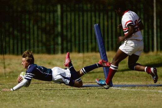 Anthony Henn, regtervleuel van die Hoërskool Overvaal se eerste rugbyspan duik oor vir een van sy span se drieë. Foto: Ettienne van Rensburg .