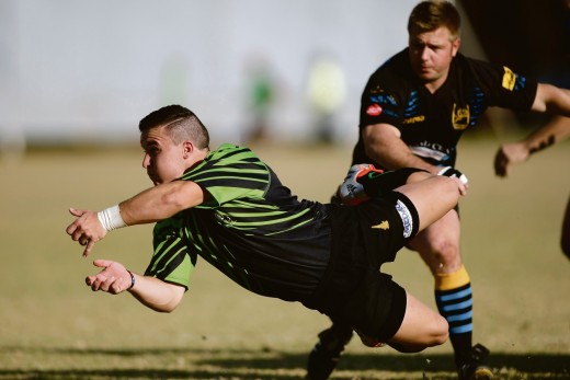 Brandon Rieck van die NWU Vaal se tweede rugbyspan maak van ’n duikaangee gebruik in sy span se kragmeting teen Springs. Die studente het met 46-24 geseëvier.