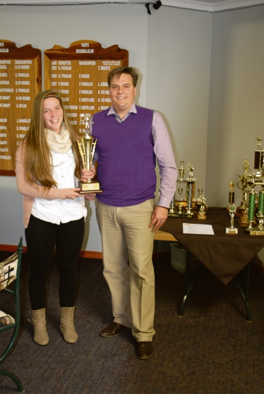 Die Parys-muurbalklub se beste Laerskool Dogter-speler vir 2014 is Almari Claassen. By haar is Robert Thompson, wat die Elize Prinsloo wisseltrofee aan haar oorhandig het. Joshua van Zyl is aangewys as die Beste Laerskool Seunsspeler vir 2014 en was afwesig met die neem van die foto.