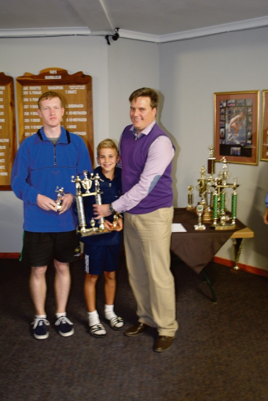 Heinie Rutkowski en Joe Meyer het die Senior/Junior Dubbels gewen. Boonop is Joe ook as die Mees Belowendste speler van die Parys-muurbalklub aangewys. By hulle is Robert Thompson.