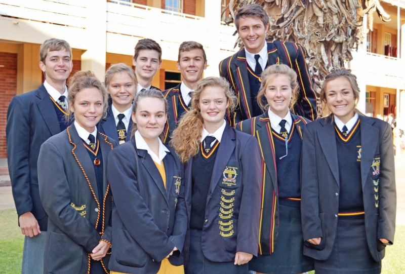 Die Top 10 graad 12- leerders van Volkies is voor Leandri Oosthuizen, Ruanda de Beer, Johanica Harvey, Chane Allen en Jamenique Hohowsky. Agter: Marius Steiner, Reinette Kropff, Etienne Cilliers, Emile Calits en Jandre Dreyer.