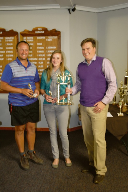 Christian Dannhauser en Lialma Sinclair is as die Parys-muurbalklub se Senior Dubbels wenners aangewys. By hulle is Robert Thompson wat hul trofees oorhandig het.