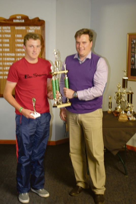 Jaco van der Westhuizen is erken as Mans kam- pioen van die Parys-muurbalklub. Robert Thompson het die trofee aan hom oorhandig.