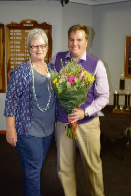 Elda is deur die Parys-muurbalklub bedank vir haar baie ure se onbaatsugtige diens aan die klub. Robert Thompson het die blomme aan haar as blyk van waardering oorhandig. Tydens die klub se prysuitdeling en algemene jaarvergadering op 12 Mei is die komitee vir die 2015/2016 termyn ook gekies. Die komitee is Ian van Rooyen (voorsitter), Rohan Kruger (sekretaris), Christian Dannhauser (onderhoud), Marlize Gabers (tesourier en mediaskakeling), Elize Prinsloo (afrigting juniors) en Robert Thompson (addisionele lid wat ook help met toernooie). Elize se afrigtingskontrak met die Parys-muurbalklub is hernu vir ’n verdere vyf jaar.