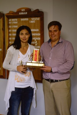 Celest Swanepoel is Parys-muurbalklub se nuwe Dames klubkampioen. By haar is komiteelid Robert Thompson.