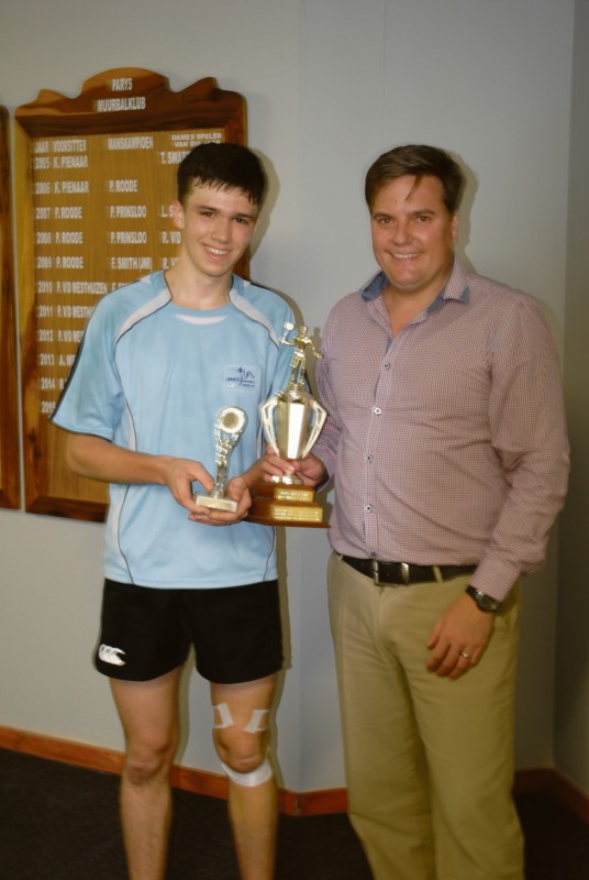 Martin Lindeque het die Beste Vordering getoon plaaslik sowel as in die Vaaldriehoek. Hier oorhandig Robert Thompson sy trofees aan hom.