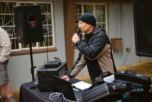 Johnny Snowball het musiek gemaak.