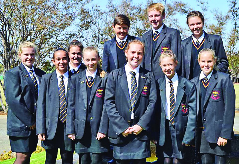 Die Top 10 presteerders in Graad 8 vir kwartaal 1 by Volkies is voor Marionne Nel, Desirie du Toit, Abigail Mclaren, Simone Pretorius, Henriette van Tonder, Cara du Preez en Verna Mans. Agter: Van Zyl Smit, Deon Bezuidenhout en Elmie Brits.