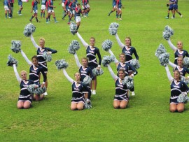 Al het Bloubul-ondersteuners ná Saterdag se wedstryd teen die Cheetahs op Loftus Versveld min rede gehad om te glimlag, het dié mooi nooiens darem gesorg dat almal in 'n vrolike stemming huis toe kon gaan. Dié meisies, leerlinge van Hoërskool Transvalia in Vanderbijlpark, is lede van die Valia Cheerleaders wat tydens die voorprogram vir die Super 15 rugbywedstryd opgetree en die Vaaldriehoek se naam hoog gehou het.