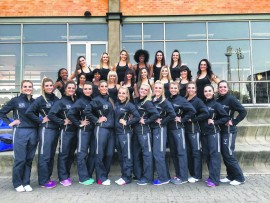 Al het Bloubul-ondersteuners ná Saterdag se wedstryd teen die Cheetahs op Loftus Versveld min rede gehad om te glimlag, het dié mooi nooiens darem gesorg dat almal in 'n vrolike stemming huis toe kon gaan. Dié meisies, leerlinge van Hoërskool Transvalia in Vanderbijlpark, is lede van die Valia Cheerleaders wat tydens die voorprogram vir die Super 15 rugbywedstryd opgetree en die Vaaldriehoek se naam hoog gehou het.