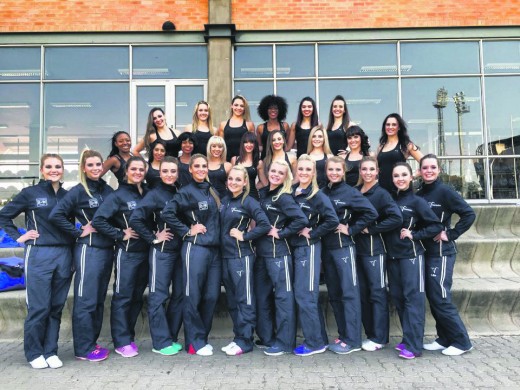 Al het Bloubul-ondersteuners ná Saterdag se wedstryd teen die Cheetahs op Loftus Versveld min rede gehad om te glimlag, het dié mooi nooiens darem gesorg dat almal in 'n vrolike stemming huis toe kon gaan. Dié meisies, leerlinge van Hoërskool Transvalia in Vanderbijlpark, is lede van die Valia Cheerleaders wat tydens die voorprogram vir die Super 15 rugbywedstryd opgetree en die Vaaldriehoek se naam hoog gehou het.