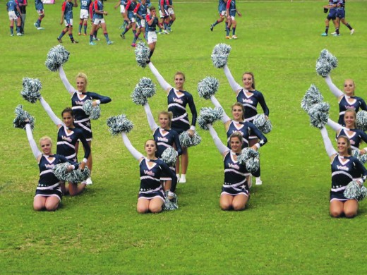 Al het Bloubul-ondersteuners ná Saterdag se wedstryd teen die Cheetahs op Loftus Versveld min rede gehad om te glimlag, het dié mooi nooiens darem gesorg dat almal in 'n vrolike stemming huis toe kon gaan. Dié meisies, leerlinge van Hoërskool Transvalia in Vanderbijlpark, is lede van die Valia Cheerleaders wat tydens die voorprogram vir die Super 15 rugbywedstryd opgetree en die Vaaldriehoek se naam hoog gehou het.