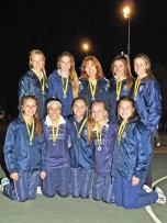 Die o.15-netbalspan is agter: Estelle van Tonder, Milla Henning, Leonie Stander (afrigter), Jonette Labuschagne en Nadine Naude. Voor: Lia Wissing, Lené Prinsloo (kapt), Dané Holsthauzen. Sonja Stroebel en Desiré Els.