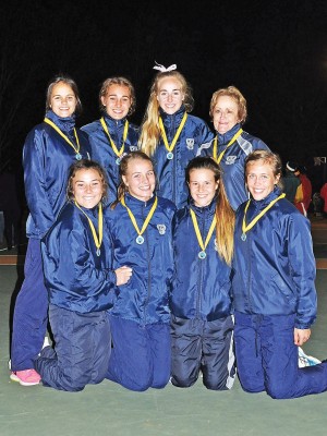 Gimmies se o.17 netbalspan is voor Christina Eloff, Marné Germishuis, Joné Kruger en Ilne Prinsloo. Agter: Carla Kock, Jodean Rosin, Morgan Olen en me. Hildé Myburgh (afrigter).