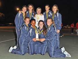 Gimmies se o.16 netbalspan is voor Rizané v Rooyen, Funeka Wanyane, Paula Maree en Elani van der Merwe. Agter: Melissa Smit, Leonie Maree, me. Marianne Ray (afrigter), Annemi de Wet en Ané Wessels.