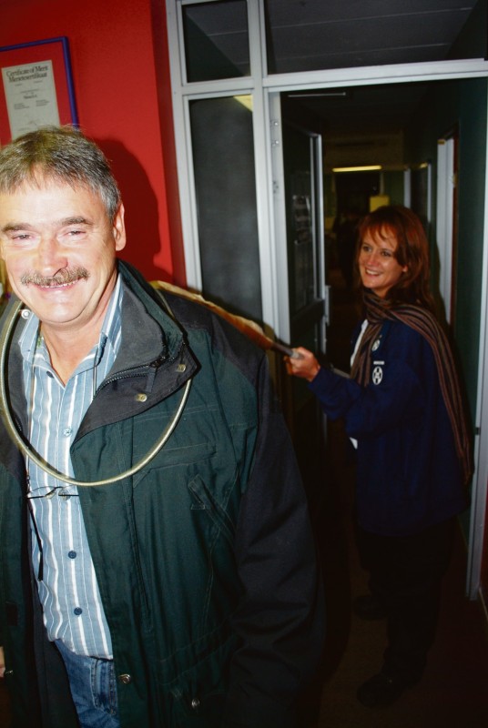 Hennie Stander van die Herald word deur DBV se Sune Engelbrecht ‘gevang’.