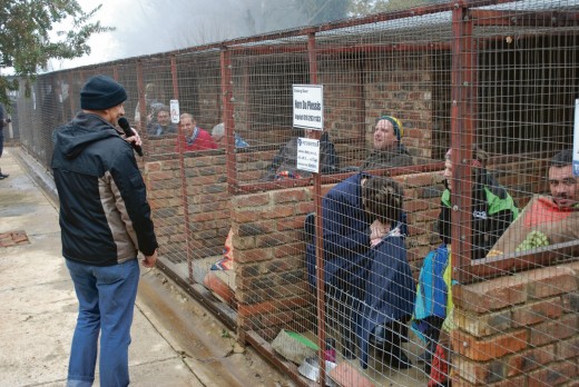 Johnny Snowball het die verrigtinge in die koue aan die gang gehou. Foto’s: Dustin Wetdewich