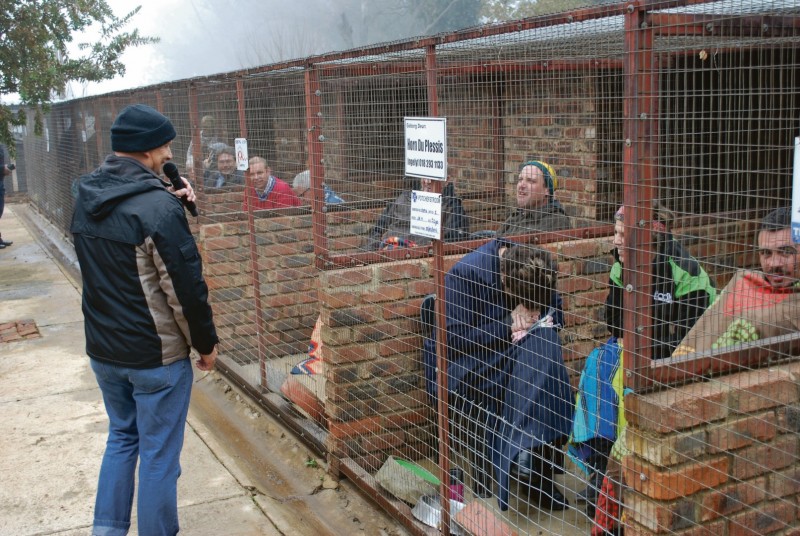 Johnny Snowball het die verrigtinge in die koue aan die gang gehou. Foto’s: Dustin Wetdewich