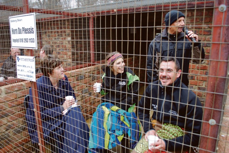 Suster Magda du Toit van Medi Cross, Annique van The Roots en William van Fine Things sit en wag in die koue.