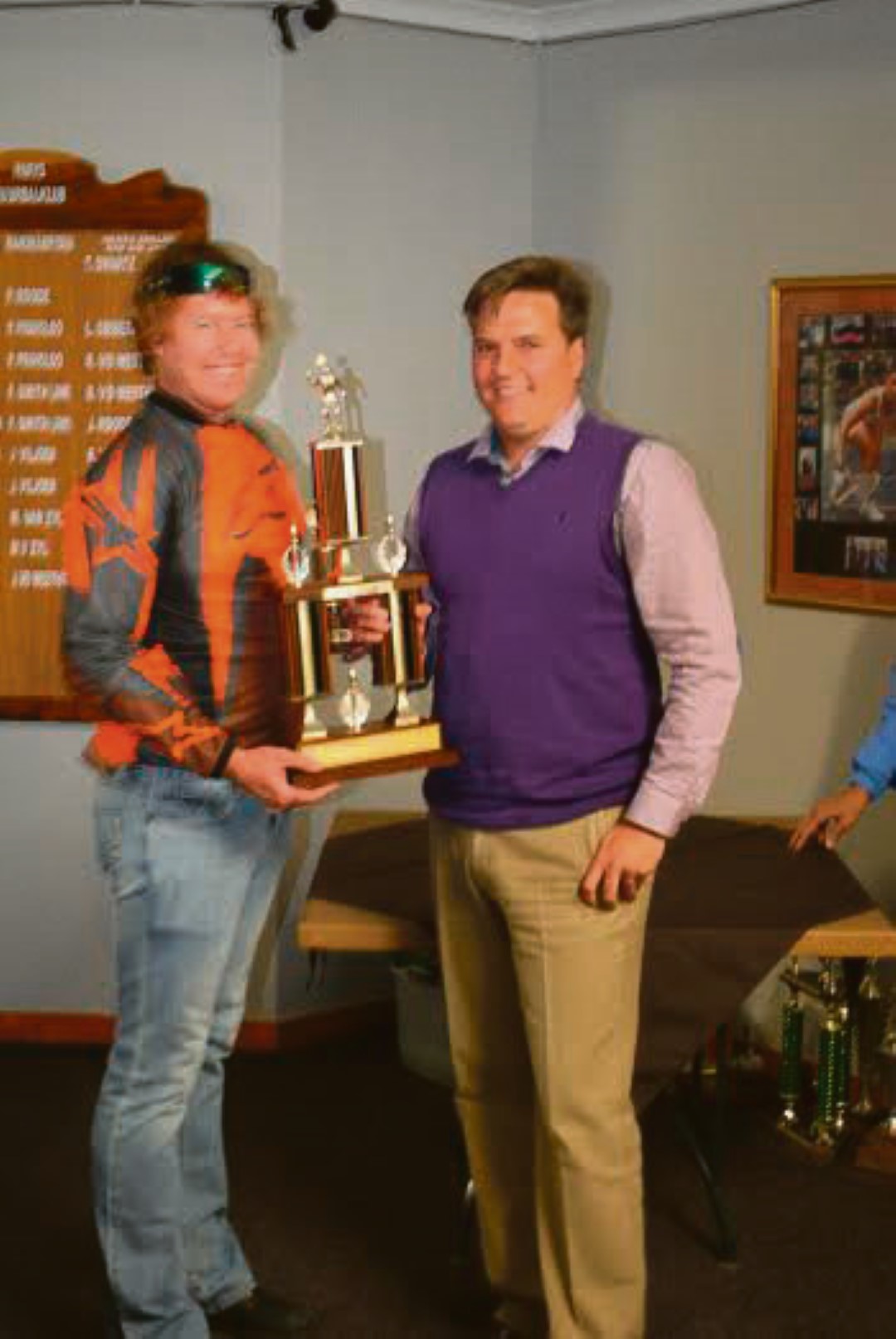 Paul Prinsloo is tydens die Parys-muurbalklub se prysuitdeling en jaarvergadering op 12 Mei as die kllub se Mees Waardevolste Speler aangewys vir sy aandeel om ’n top o.11 seunsspan op die been te bring. Al vyf seuns van die Vrystaat o.11-span is van die Parys-muurbalklub en is ook een van die beste spanne in die land met Joe Meyer wat as nr. 1 geplaas is, Lukas Meyer as nr. 2, Wolf Hamm as nr. 3, Petrus-Louw van Rhyn as nr. 4 en David Meyer as nr. 5. Die span was ook onoorwonne in die Vaaldriehoek-liga.Voorwaar ’n besonderse prestasie. Hier ontvang Paul die trofee van Robert Thompson wat as addisionele komiteelid ook hulp verleen met toernooie.