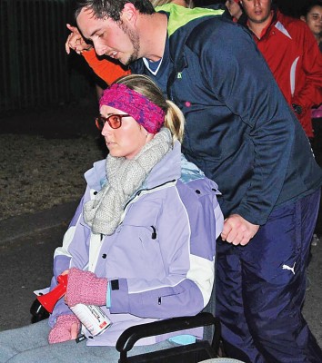 Foto 1: Chanell lyk effens bekommerd met haar aankoms by Old Vaaltonians verlede Woensdagaand. Haar rolstoel word hier gestoot deur haar broer Shaun. Foto’s: Stanley Coetsee