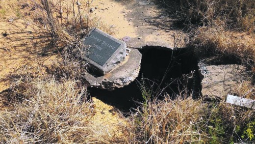 Die graf nadat dit deur vandale beskadig is.