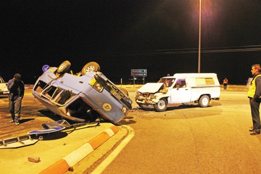 Die ongelukstoneel Vrydagaand by die berugte R59/DF Malan kruising waarin 14 mense beseer is. Foto’s: Schalk le Roux