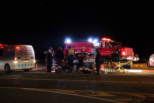 Die ongelukstoneel waar paramediese personeel van Vaal Emergency Care en ER24 besig is om die passasiers te behandel.