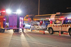 Die ongelukstoneel waar paramediese personeel van Vaal Emergency Care en ER24 besig is om die passasiers te behandel.