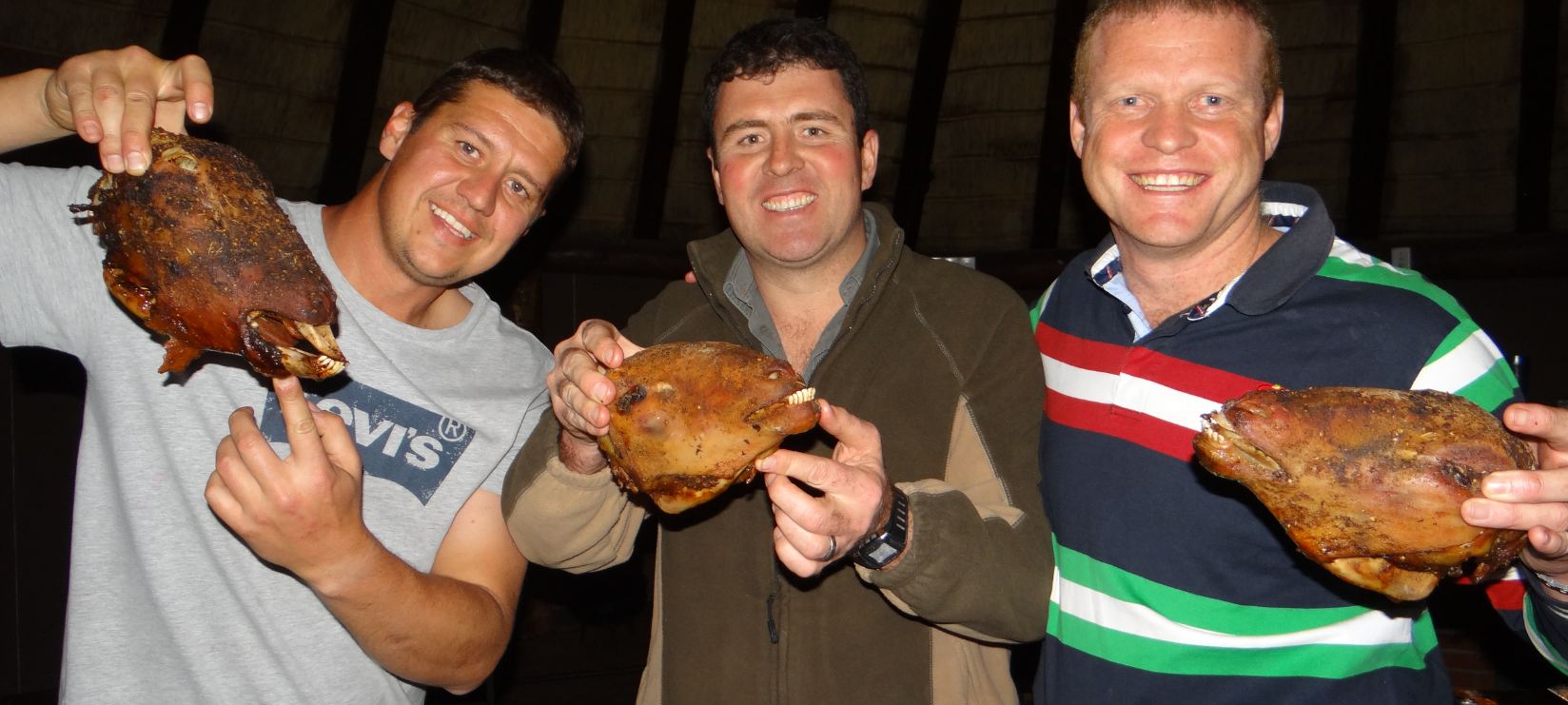 Willie Louw (links), Gerrit du Plooy en Neil van den Berg wat die skaapkop etery georganiseer het, hier elkeen saam met ‘n koppie in die hand.