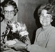 Mev. Marie Joubert (links), een van Vaalweekblad se eerste voltydse boekhoudsters, is onlangs in die ouderdom van 89 jaar oorlede. Mev. Joubert het omstreeks 1969 by Vaalweekblad aangesluit en was 25 jaar lank aan die koerant se administratiewe afdeling verbonde voordat sy met pensioen afgetree het. Sy word oorleef deur haar kinders, Dalene, Frans en Tinkie, sowel as klein- en agterkleinkinders. Op dié argieffoto ontvang sy 'n toekenning van mev. Willie van der Walt, voormalige redakteur en bestuurder van Vaalweekblad, wat ook reeds oorlede is.