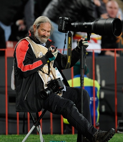 Huldeblyke het die afgelope week ingestroom vir die oud-Vaaldriehoekse sportfotograaf, Duif du Toit (57), wat verlede Donderdag na 'n kort siekbed aan orgaanversaking gesterf het. Duif het in Vanderbijlpark grootgeword en aan die Laerskool Historia en Hoërskool Driehoek skoolgegaan voordat hy aan die destydse Potchefstroomse Universiteit gaan studeer het. Hy het aanvanklik vir The Star en Touchline Media gewerk voordat hy in 2006 by Gallo Images aangesluit het. Hy was 'n bekroonde krieketfotograaf en is ook gereeld langs rugbyvelde regoor die land aangetref. Met sy stil, nederige geaardheid was hy besonder geliefd onder mede-fotograwe en die sportgemeenskap, en is as een van Suid-Afrika se top sportfotograwe beskou. Hy word oorleef deur sy vrou Adele en seun De Villiers du Toit.