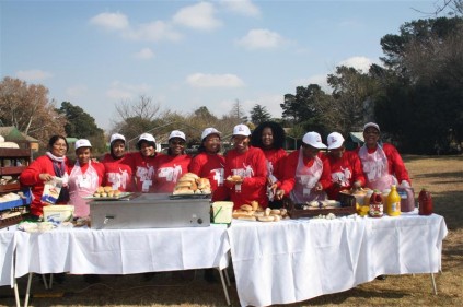 The residents at the Avril Elizabeth Home had a wonderful time on Thursday when various companies and individuals came to celebrate Mandela Day with them and do their 67 minutes of community service. Staff from Tiger Brands cooked up delicious hotdogs for the residents.